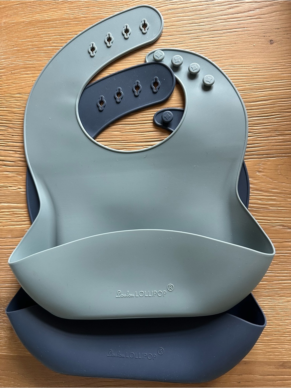 2 Loulou lollipop silicone bibs